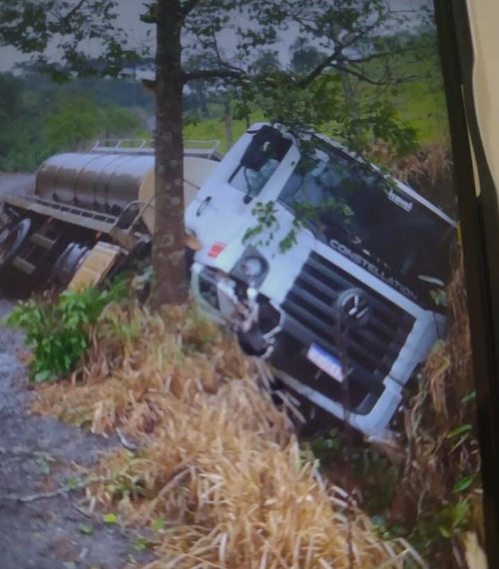 Candói: ​CAMINHÃO DE TRANSPORTE DE LEITE SE ENVOLVE EM ACIDENTE NO INTERIOR