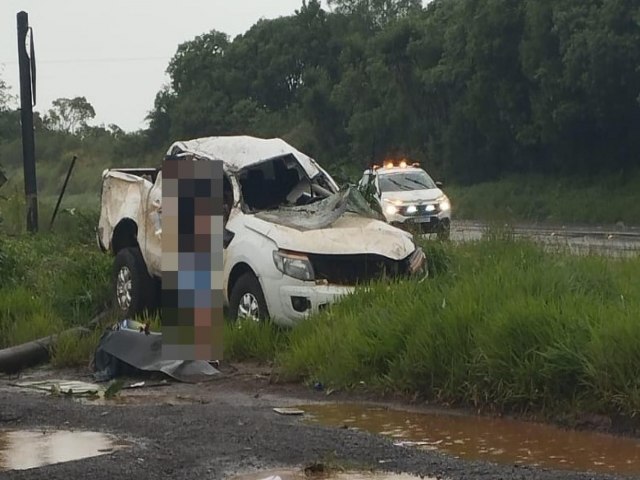 Capotamento na BR-277 deixa duas pessoas feridas.