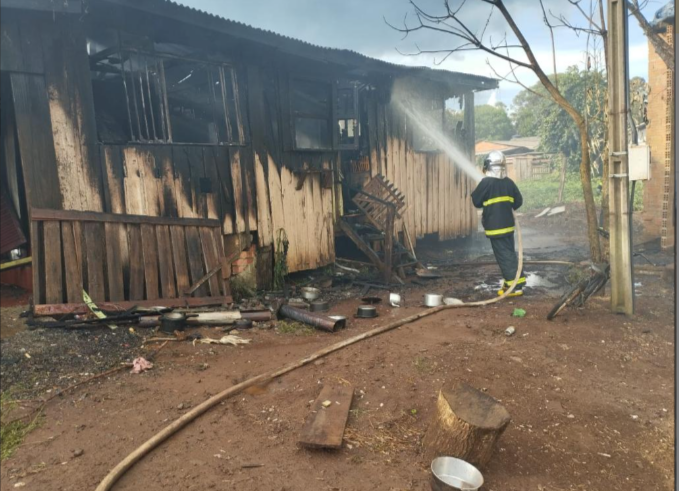 Candoi: Residência é destruída pelo fogo no bairro Golupe.